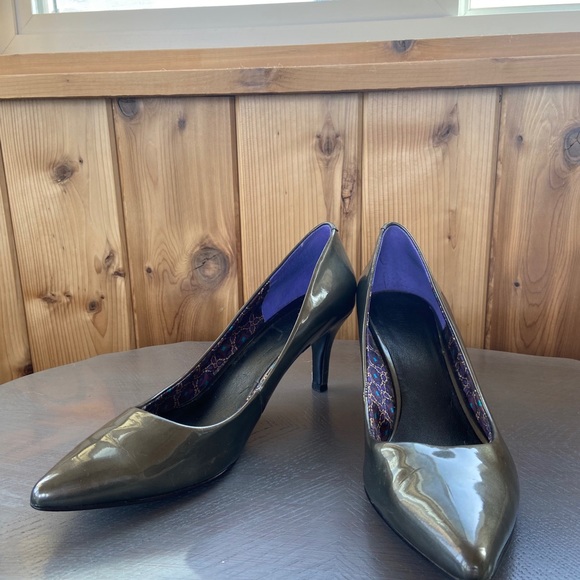 Metallic Patent Leather Heels - Picture 3 of 3